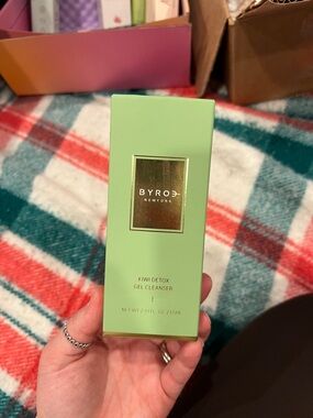 BYROE Kiwi Detox Gel Cleanser - Mint Green